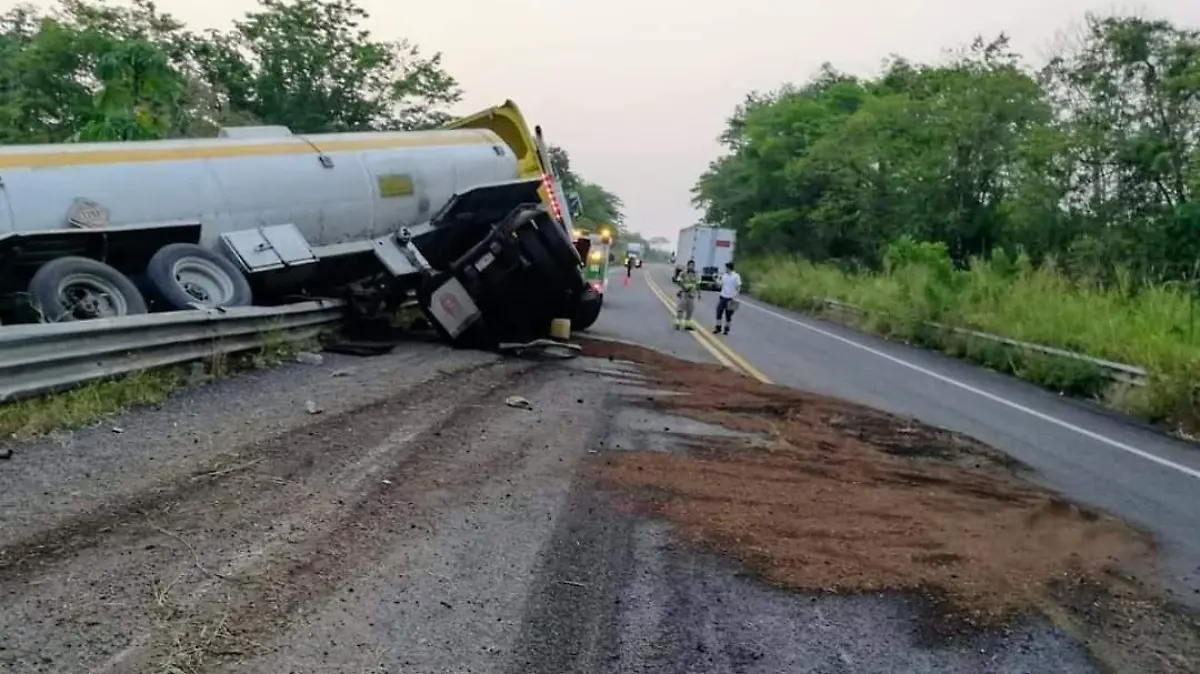 trailer volcadura accidente